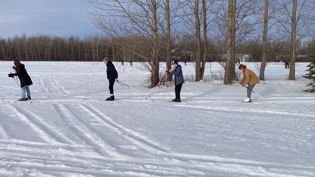 Roseau students cross country skiing!
